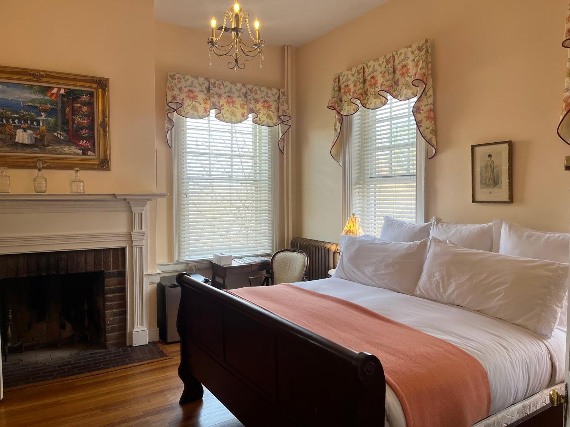 Ironclad Inn And Bourbon Room 弗雷德里克斯堡 外观 照片