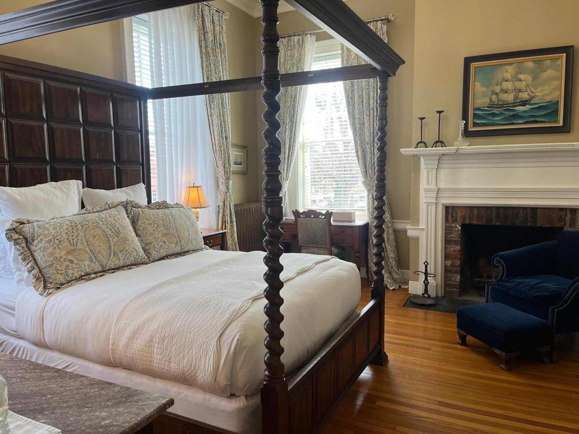 Ironclad Inn And Bourbon Room 弗雷德里克斯堡 外观 照片